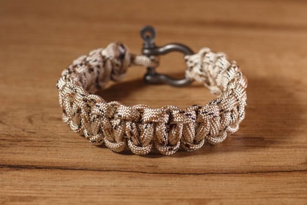 Omega kapcsos paracord karkötő, sivatagi terepmintás