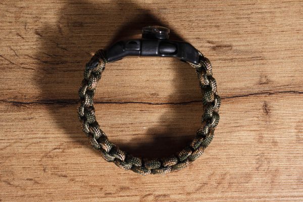 Iránytűs paracord karkötő, katonai terepmintás