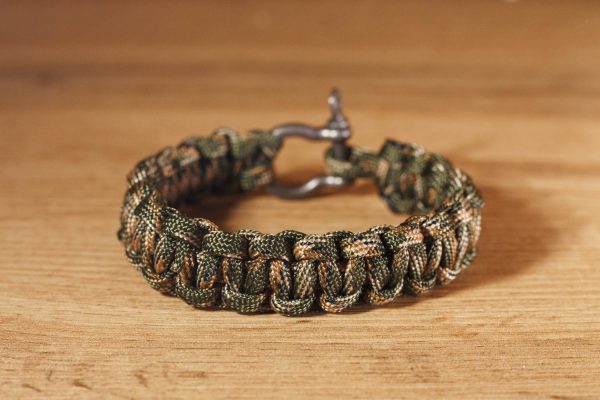 Omega kapoccsal készült paracord karkötő, katonai terepmintás