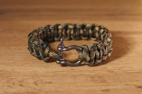 Omega kapoccsal készült paracord karkötő, katonai terepmintás