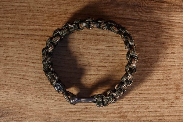 Omega kapoccsal készült paracord karkötő, katonai terepmintás