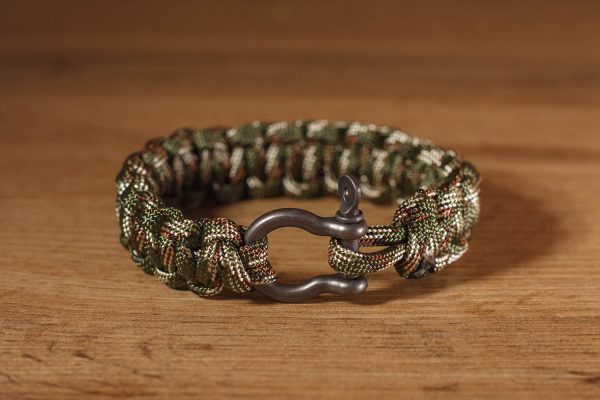 Omega kapoccsal készült paracord karkötő, katonai terepmintás