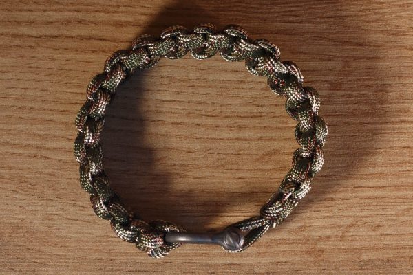 Omega kapoccsal készült paracord karkötő, katonai terepmintás