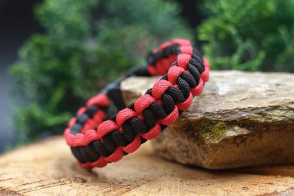 Fekete-Piros cobra paracord karkötő