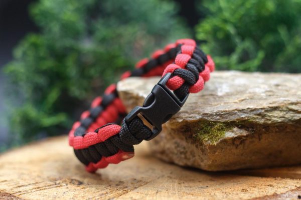 Fekete-Piros cobra paracord karkötő