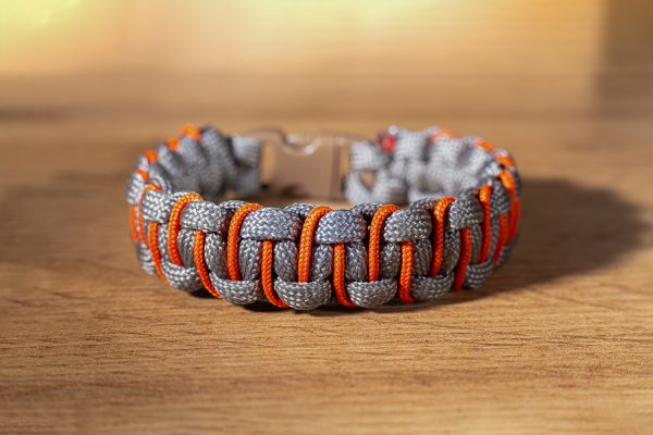 Narancs-szürke paracord karkötő