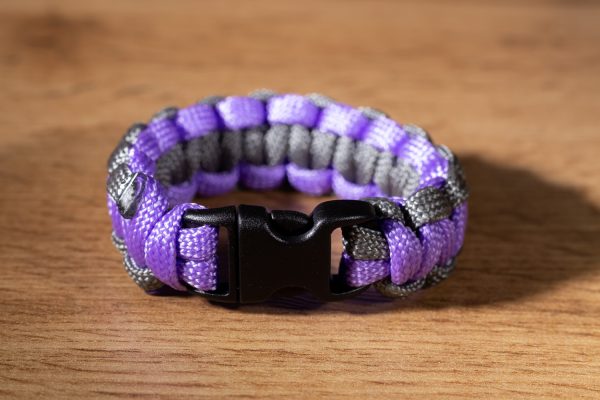 Lila-szürke cobra paracord karkötő