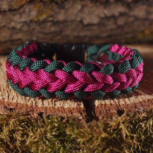 Magenta és sötétzöld paracord kötélből készült karkötő fekete műanyag csattal.