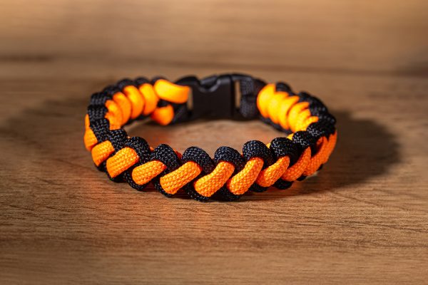 Narancs-fekete átlós paracord karkötő