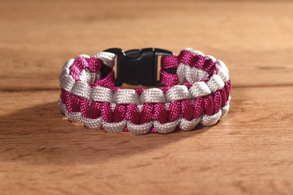 Magenta-Világosszürke paracord karkötő