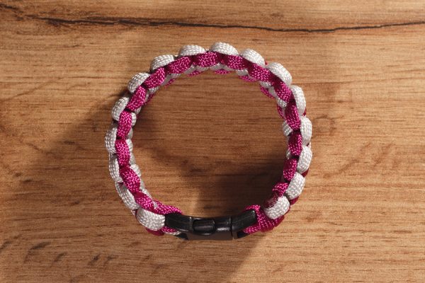 Magenta-Világosszürke paracord karkötő