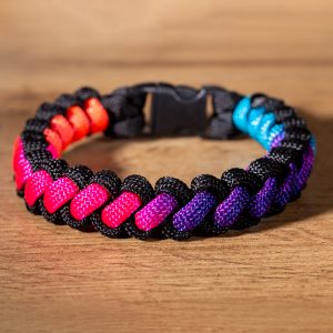 Szivárvány-fekete átlós paracord karkötő