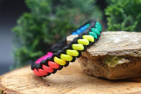 Szivárvány-fekete átlós paracord karkötő