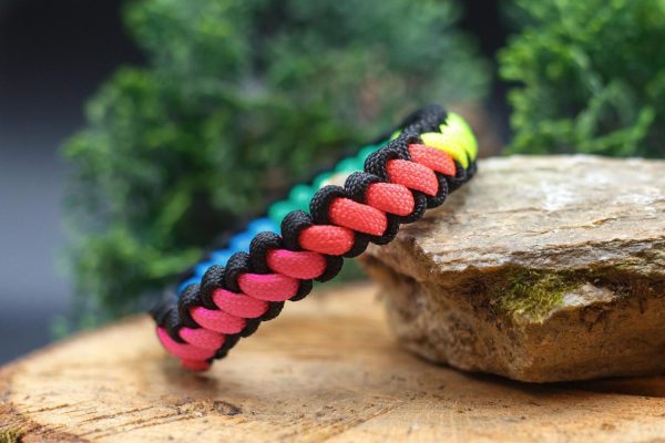 Szivárvány-fekete átlós paracord karkötő