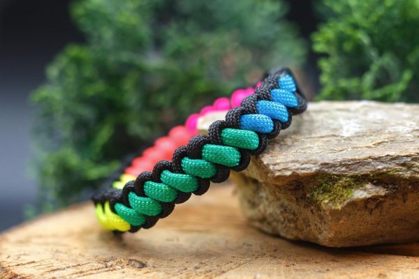 Szivárvány-fekete átlós paracord karkötő