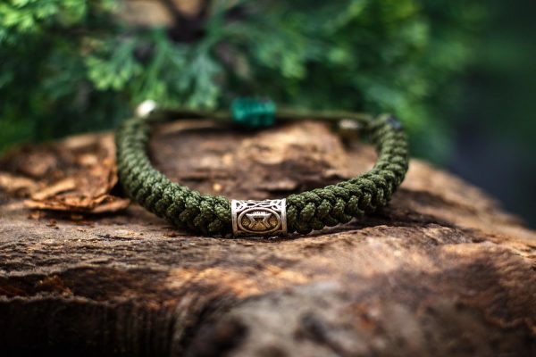 zöld paracordból készült karkötő viking rúna gyönggyel