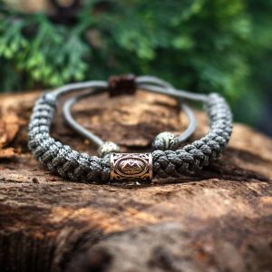 szürke paracordból készült karkötő viking rúna gyönggyel