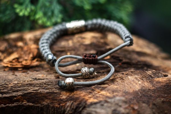szürke paracordból készült karkötő viking rúna gyönggyel