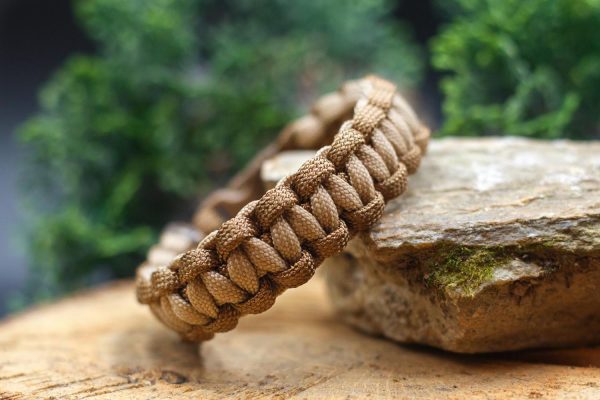 Világos és sötétbarna paracord karkötő