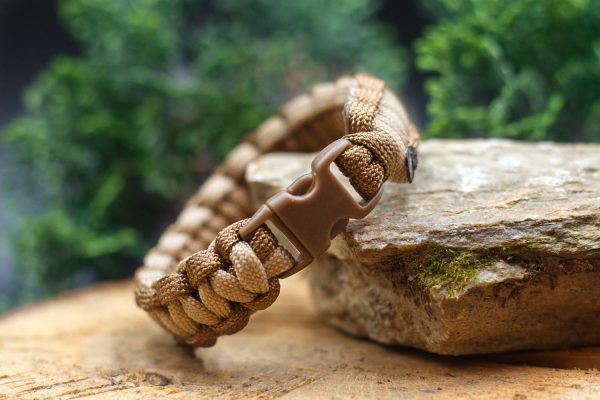 Világos és sötétbarna paracord karkötő
